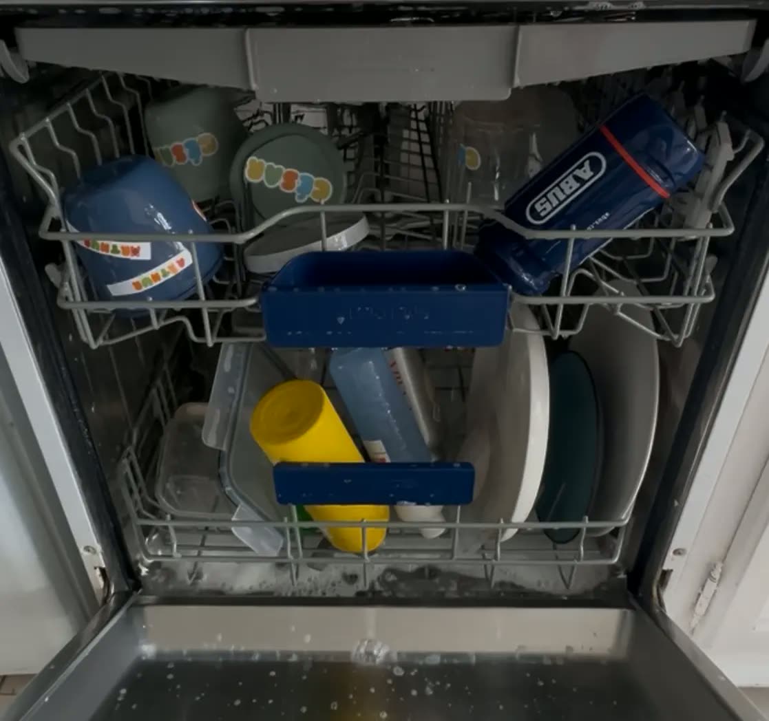 Drinkbussen en brooddozen met naamstickers in de vaatwasmachine