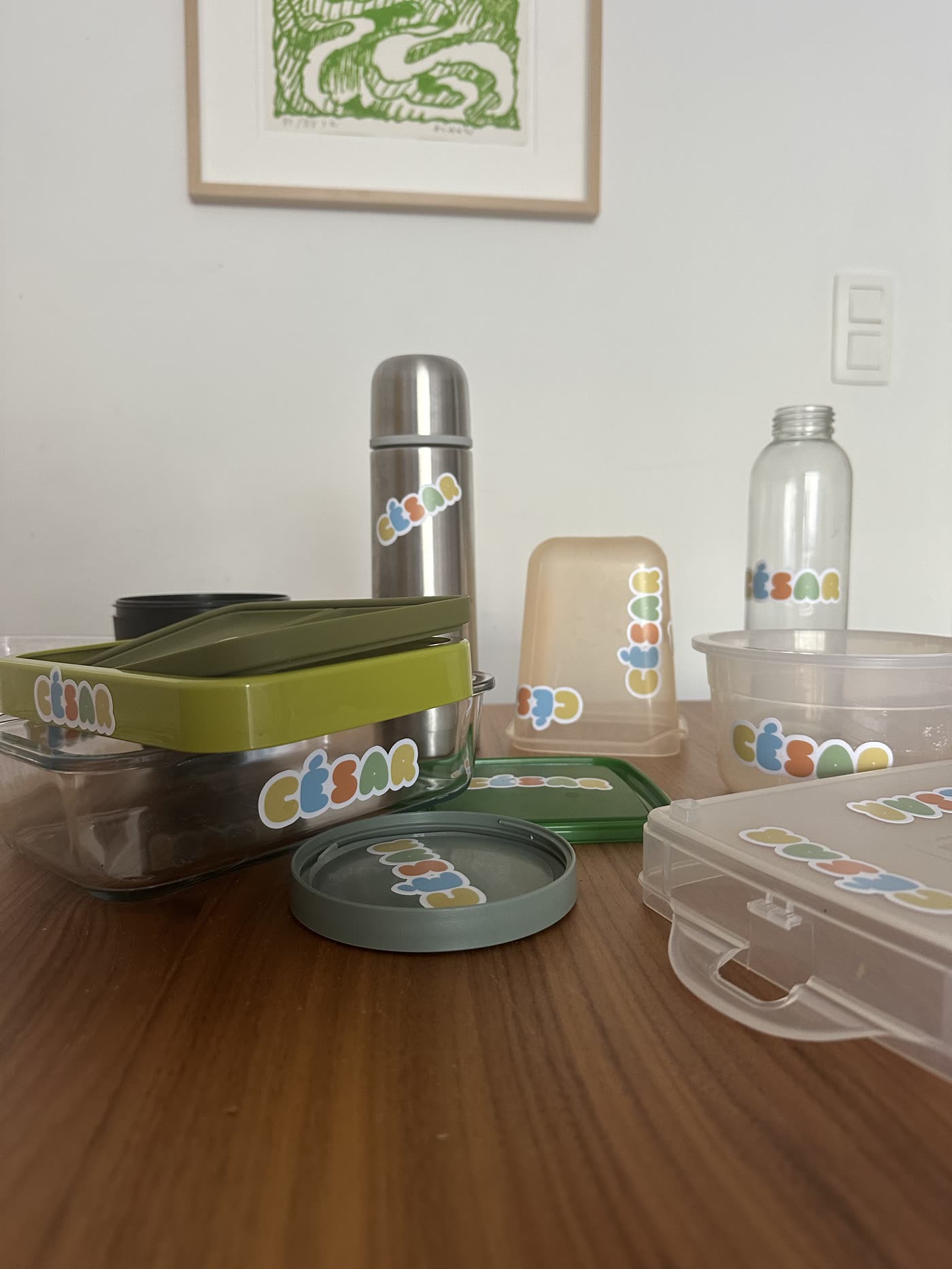 Brooddoos, drinkbus en thermos met kleurrijke naamstickers