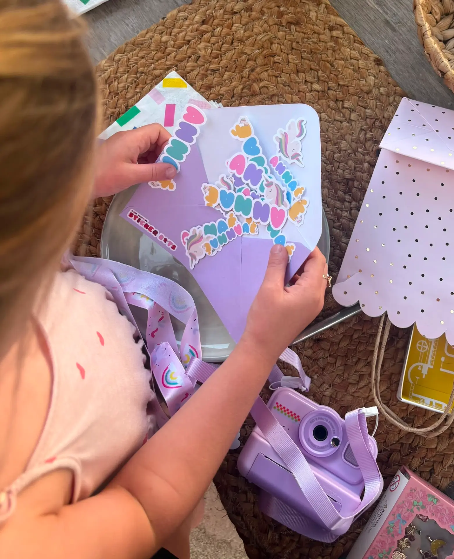 Kind opent een envelop met gepersonaliseerde naamstickers van stickerdots